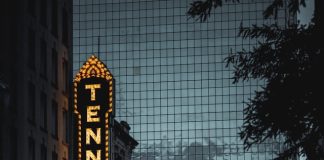 Neon sing that says Tennessee, learn about the booming Tennessee cities in 2022.